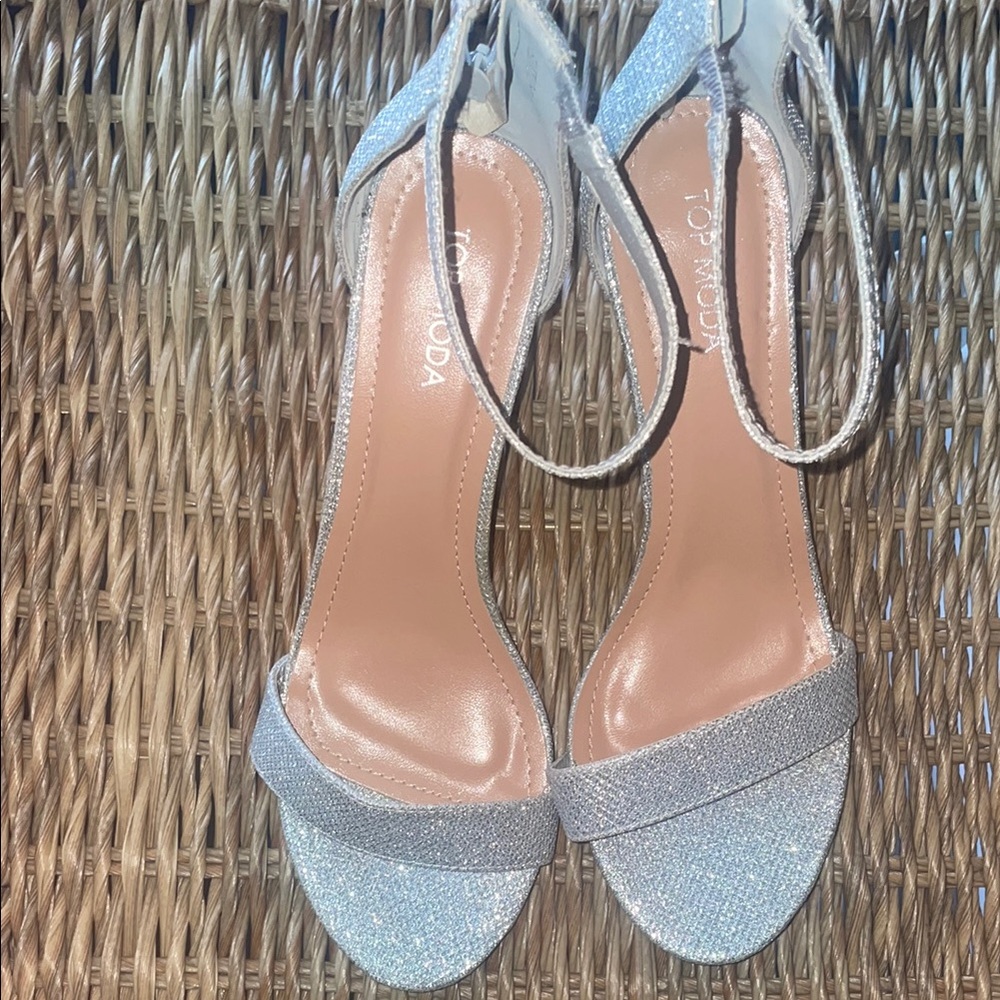 TOP Moda Silver Heels Shimmering Elegance